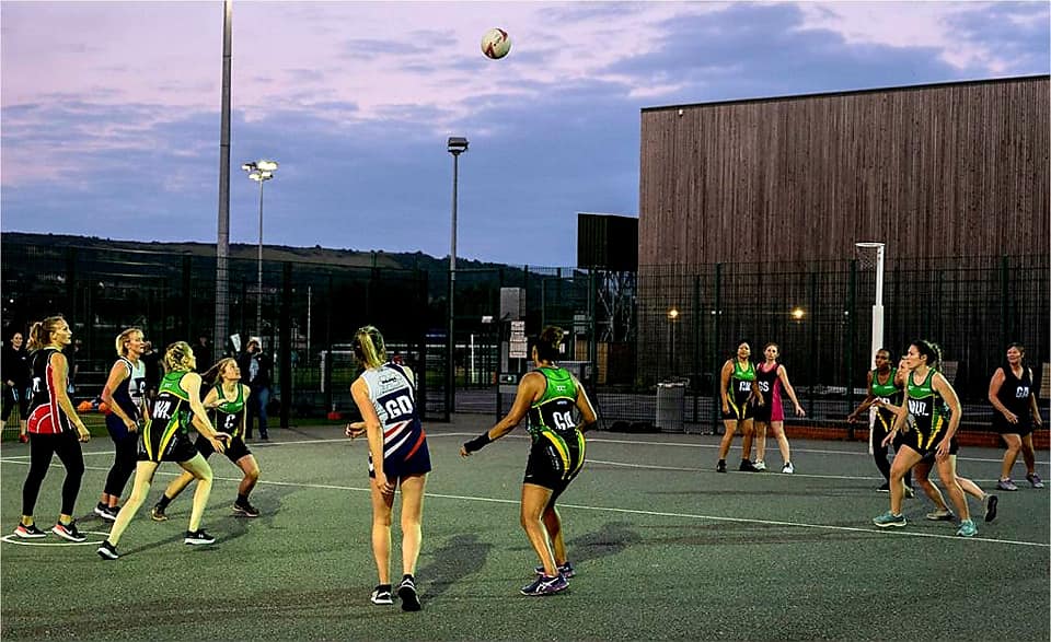 women playing netball